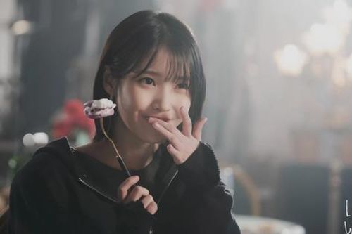 IU đạt Perfect All Kill với 'Love Wins All', là nghệ sĩ K-Pop đầu tiên làm được điều này