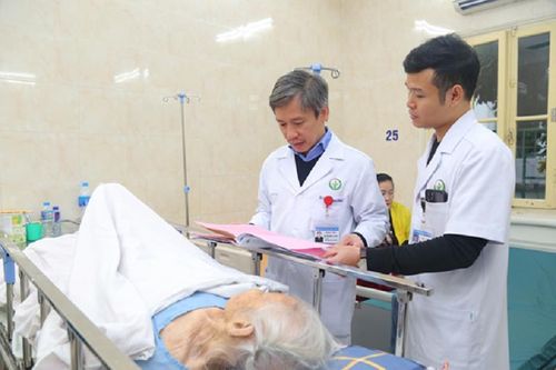 Phẫu thuật thay khớp háng cho cụ bà 105 tuổi bị gãy xương đùi