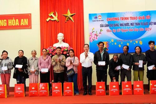 Đà Nẵng: Trao quà Tết cho hộ nghèo, cận nghèo