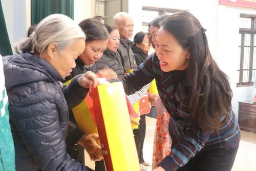 Phó Chủ tịch - Tổng Thư ký Nguyễn Thị Thu Hà thăm, tặng quà Tết tại Ninh Bình