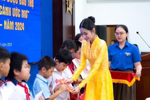Hoa hậu Thế giới Môi trường Nguyễn Thanh Hà tặng quà cho trẻ em mồ côi