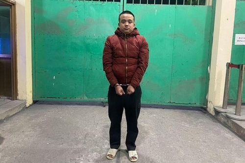 Bị lực lượng công an khám xét, trùm vay nặng lãi định nuốt gói heroin