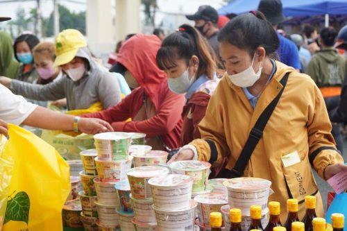 Trăm nỗi lo dịp Tết, công nhân lơ bánh mứt để cả nhà được ăn no
