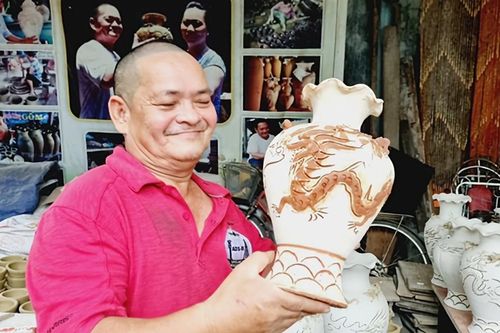 Chiêm ngưỡng gốm 'hỏa biến' Mỹ Thiện với họa tiết đắp nổi
