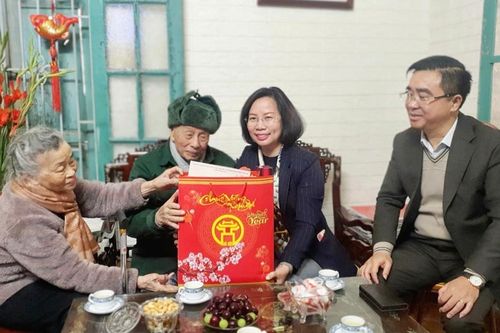 Bí thư Quận ủy Thanh Xuân Bùi Huyền Mai tặng quà các gia đình chính sách