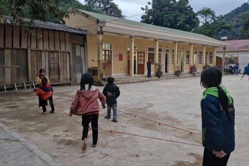 Nỗ lực vượt khó của thầy trò trường tiểu học miền biên viễn