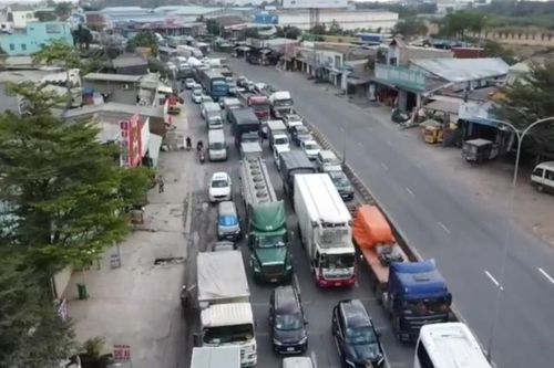 Điều chỉnh đèn giao thông trên quốc lộ 51, vẫn kẹt xe nghiêm trọng