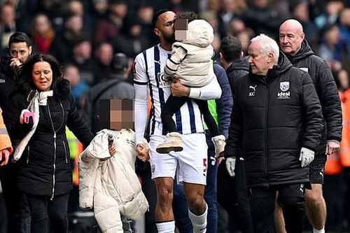 Bạo loạn ở FA Cup, cầu thủ phải ra khỏi sân để giải cứu người thân