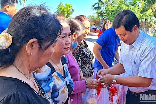 Cà Mau tặng quà Tết gia đình chính sách, người có công ở vùng căn cứ cách mạng
