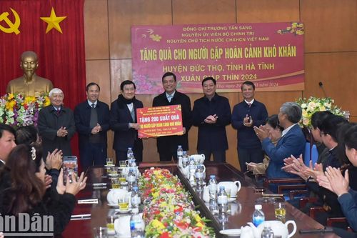 Nguyên Chủ tịch nước Trương Tấn Sang dâng hương các địa chỉ đỏ ở Hà Tĩnh