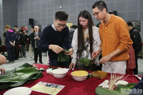 Đón Tết cùng những chiếc bánh chưng xanh tự gói của du học sinh Việt Nam tại Pháp