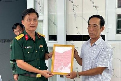 Cà Mau: Tết quân dân mang mùa xuân đến với gia đình khó khăn