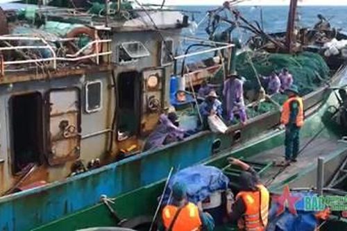 Hải đội dân quân thường trực tỉnh Quảng Trị đồng hành cùng ngư dân vươn khơi, bám biển