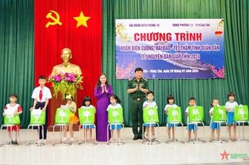 Hải đoàn Biên phòng 18 tổ chức Chương trình 'Xuân biên cương, hải đảo - Tết thắm tình quân dân'