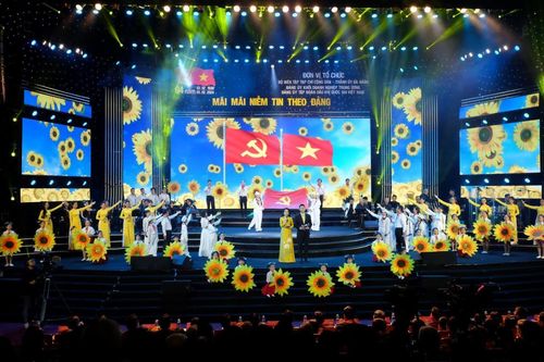 Chương trình nghệ thuật 'Mãi mãi niềm tin theo Đảng' ca ngợi Đảng quang vinh, Bác Hồ vĩ đại và nhân dân anh hùng