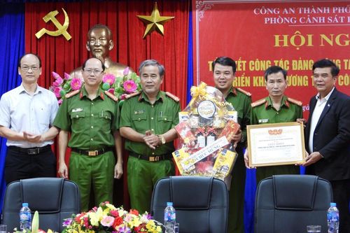 Khen thưởng ban chuyên án phá đường dây 'tín dụng đen' gần 9.000 tỷ đồng