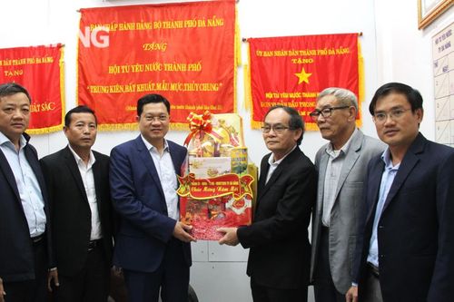 Lãnh đạo thành phố thăm, chúc Tết các đơn vị