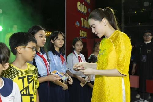 Hồ Ngọc Hà diện áo dài giản dị cùng dàn 'sao Việt' tặng quà Tết cho trẻ em khó khăn