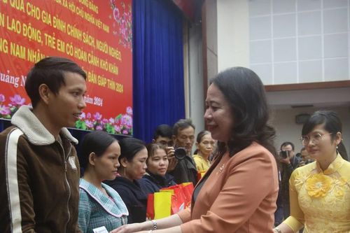 Phó Chủ tịch nước Võ Thị Ánh Xuân thăm, tặng quà tết tại Quảng Nam