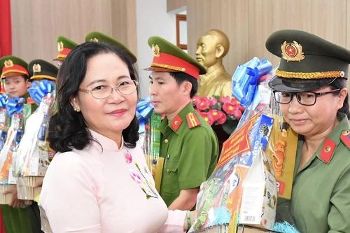 Chủ tịch HĐND TPHCM Nguyễn Thị Lệ thăm, tặng quà tết người dân ở quận 5