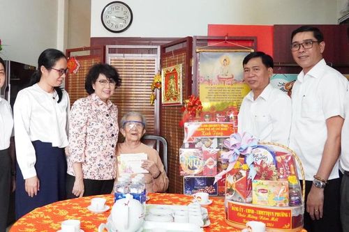 Đồng chí Tô Thị Bích Châu thăm, chúc tết các cá nhân, đơn vị