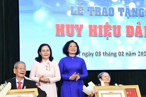 Chủ tịch HĐND TPHCM Nguyễn Thị Lệ trao Huy hiệu Đảng đến đảng viên cao tuổi Đảng