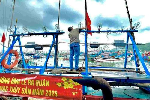 Khánh Hòa: Tặng 5.000 lá cờ cho ngư dân tại Lễ ra quân khai thác hải sản năm 2024
