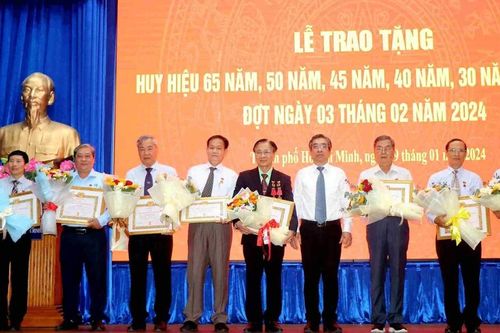 GS-TSKH Trần Ngọc Thêm nhận Huy hiệu 40 năm tuổi Đảng