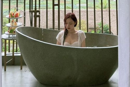 Nữ MC 'chân ngắn nhất VTV' đu trend check-in thời tiết lạnh