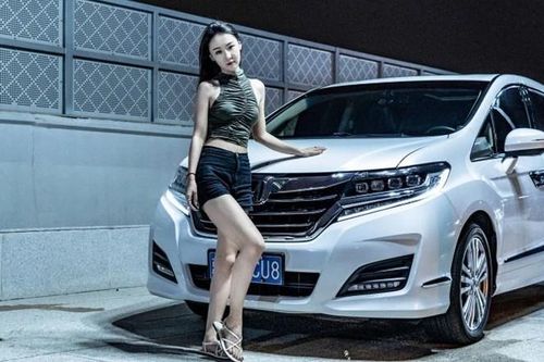 Hot girl người Trung Quốc khoe vóc dáng mảnh mai bên xe Honda