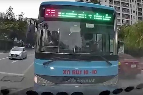 Xác định danh tính tài xế buýt lấn làn, chặn đầu ô tô giữa ngã tư