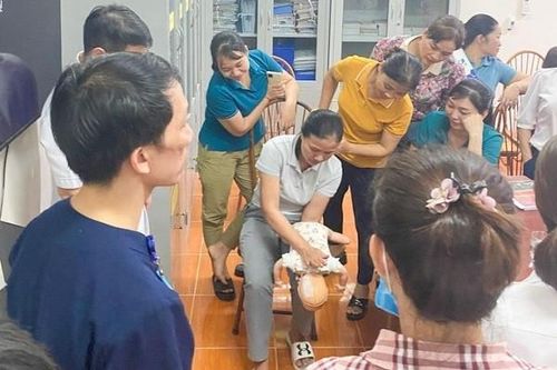 Cách xử lý kịp thời khi trẻ bị hóc dị vật ngày tết
