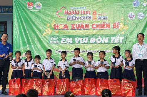 Mang Tết ấm đến học sinh nghèo