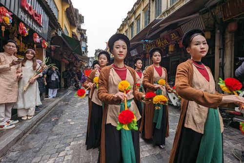 Tết về sớm trên phố cổ Hà Nội