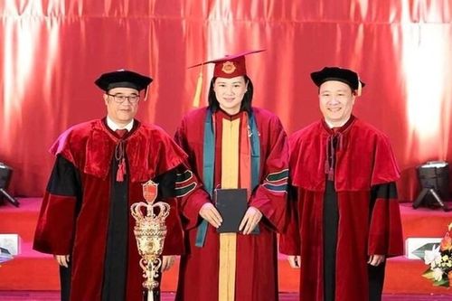 Hoa khôi bóng chuyền Kim Huệ lấy bằng Thạc sĩ ở tuổi 42