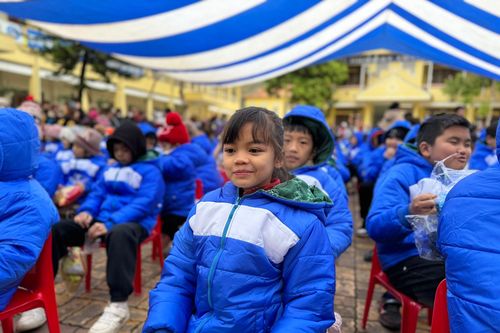 Những món quà Tết ấm gửi đến học sinh vùng khó Cao Bằng