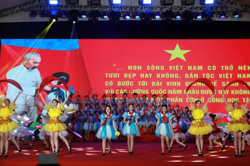 Học sinh Hà Nội hào hứng trình diễn hợp xướng trên phố đi bộ hồ Gươm