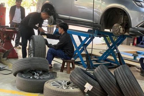 Dịch vụ tân trang 'xế cưng' hái ra tiền dịp cận Tết