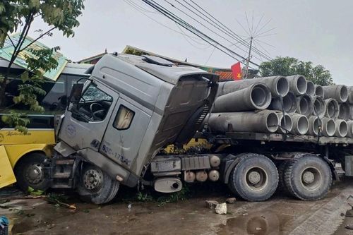 Sau va chạm, xe khách lao thẳng vào 4 nhà dân lúc rạng sáng