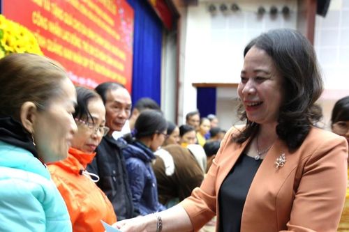 Phó Chủ tịch nước Võ Thị Ánh Xuân thăm, tặng quà gia đình chính sách, người nghèo ở Quảng Nam