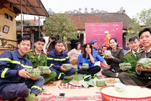 Chiến sĩ công an gói bánh chưng tặng bệnh nhân, gia đình khó khăn