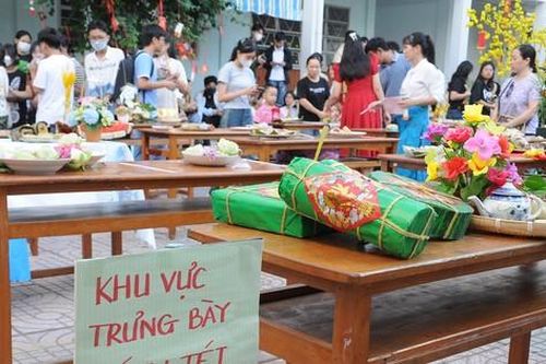Thầy cô, học sinh Cần Thơ cùng 'tranh tài' gói bánh tét đón Tết