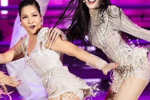 Diva Mỹ Linh bị nhắc nhở vì mặc váy ngắn quá