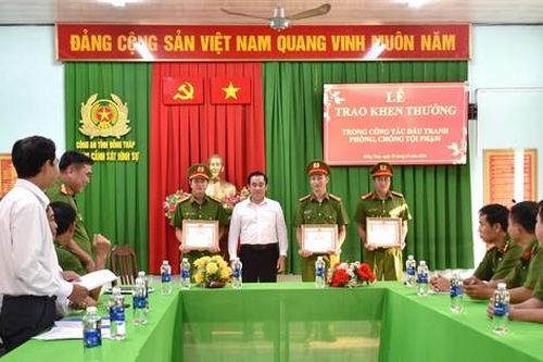 Thưởng nóng các đơn vị bắt tên cướp đâm chủ quán 20 nhát dao ở Long An