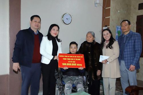 Thăm hỏi, trao quà cho cựu vận động viên Lê Thị Huệ