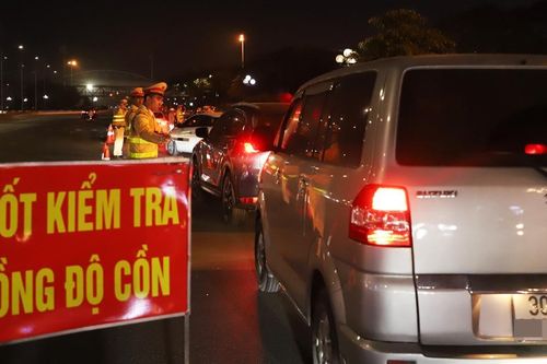 Xong những bữa tiệc tất niên, tài xế 'say xỉn' mất quyền lái ô tô chơi Tết