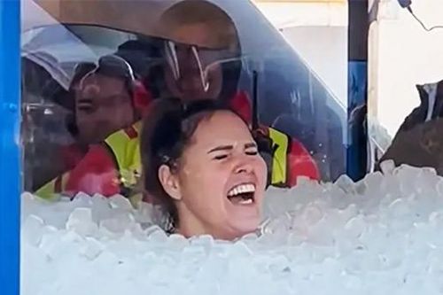 Lần đầu tiên trên thế giới có kỷ lục ngâm mình trong đá lạnh ở nữ giới