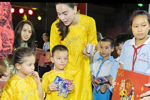 Hà Hồ cùng 2 con trao quà Tết cho trẻ em hoàn cảnh khó khăn