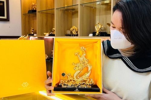 Kỳ công chế tác tượng rồng mạ vàng 24K