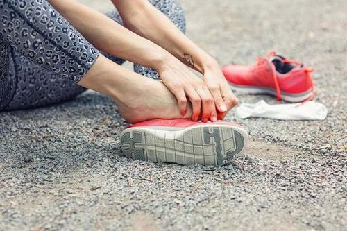 Nhìn độ mòn của đế giày đoán tình trạng sức khỏe